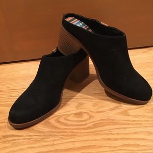 Black sued slip on block heals